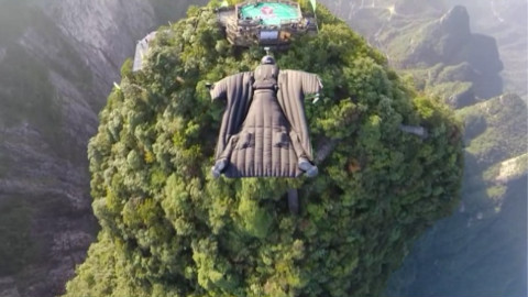 太酷了!翼装飞行员空中连环穿靶刷新难度纪录!